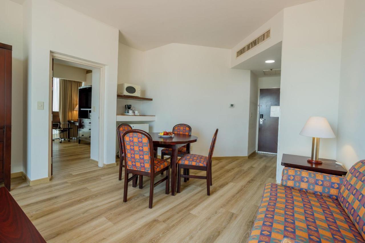 Camino Real Pachuca Hotel Exterior photo A typical hotel room